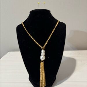 Elegant Gold and Pearl Necklace